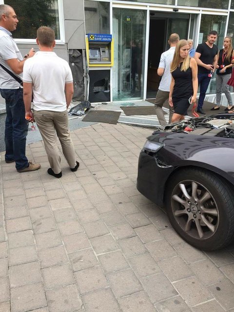 ДТП возле бизнес-центра. Фото: facebook.com/autokiev.info