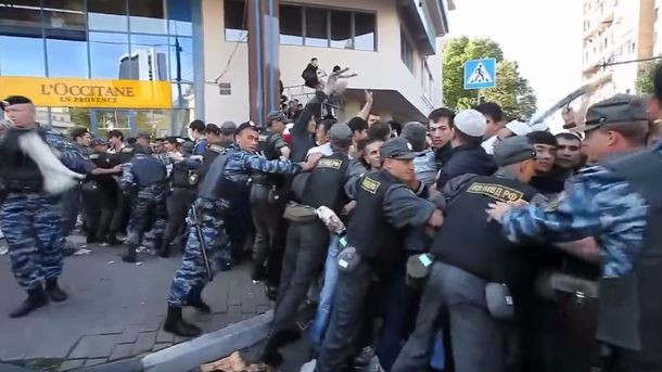 Мусульмане прорывают полицейское оцепление. Скрин с видео