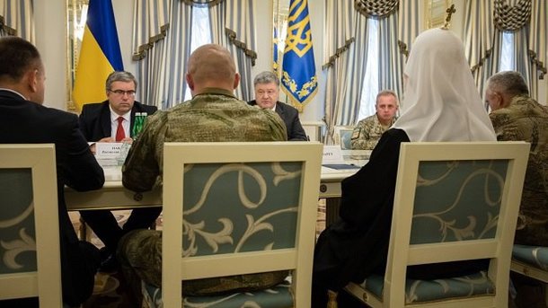 Президент провел встречу с руководителями церквей и участниками АТО. Фото: president.gov.ua