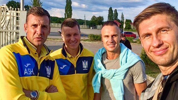 Селфи за сутки до матча. Андрей Шевченко, Руслан Ротань, Вячеслав Шевчук и Евгений Левченко. Фото Instagram