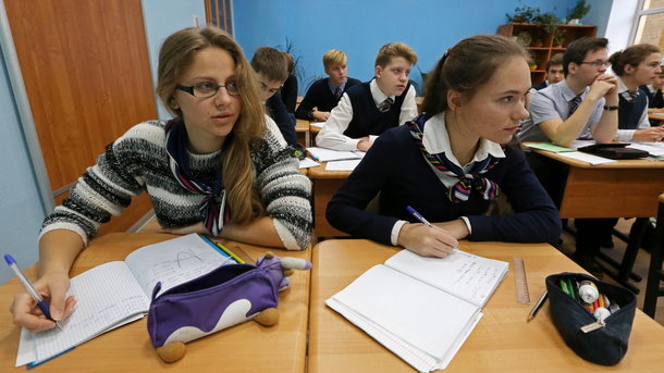 Выпускные экзамены в девятом классе переведут в формат ВНО. Фото: ТАСС