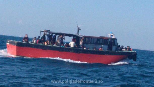 У берегов Румынии задержали судно с десятками мигрантов, фото politiadefrontiera.ro