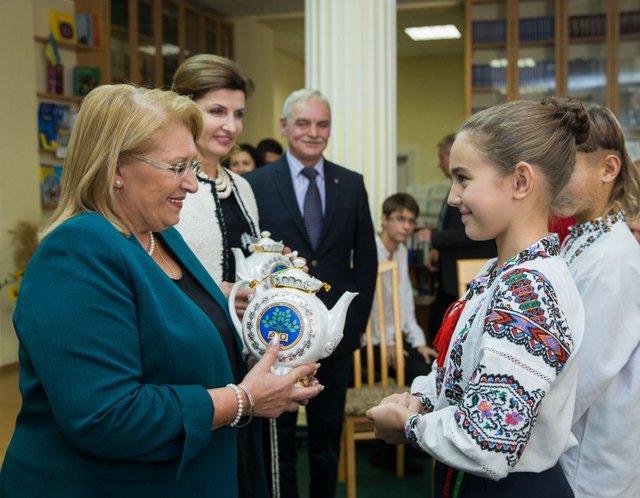 Марина Порошенко и Мари-Луиз Колейро Прека побывали в киевской школе №155. Фото: president.gov.ua