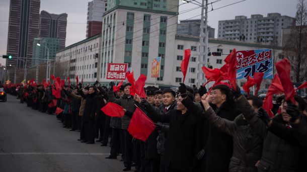 Так в КНДР встречали женскую сборную по футболу, которая выиграла молодежный ЧМ-2016. Фото AFP