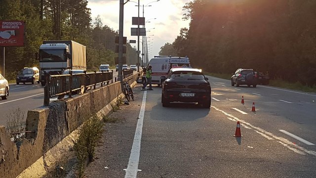 В Киеве водитель BMW сбил насмерть велосипедиста