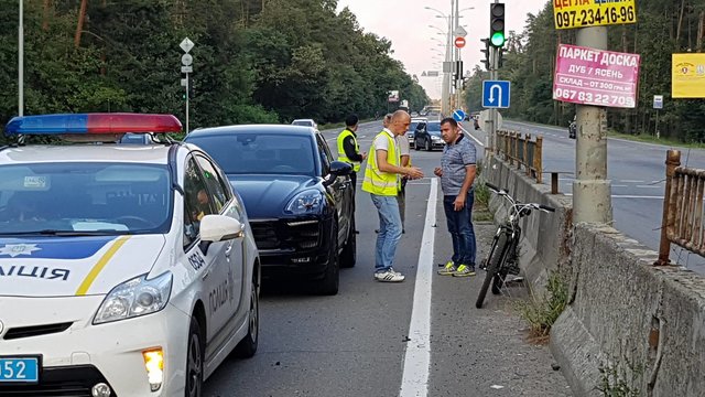 В Киеве водитель BMW сбил насмерть велосипедиста