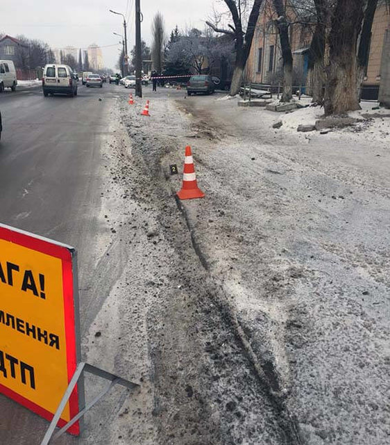 Автомобиль на тротуаре сбил женщину. Фото: kyiv.npu.gov.ua