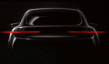 Ford опубликовал первый тизер электромобиля Mach 1, при создании которого компания вдохновлялась дизайном спорткупе Mustang