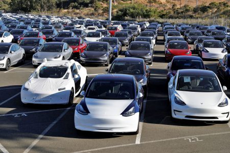 Tesla сократила цветовую палитру автомобилей ради ускорения их производства, теперь цвета Silver Metallic и Obsidian Black доступны только по спецзаказу за отдельную плату